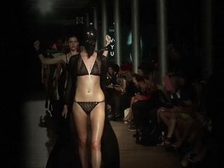 Watch her strut - model fesyen fetish berminyak