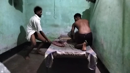 Büyük yarak desi desi dede genç kız ilk kez twink oğlanla sikişiyor