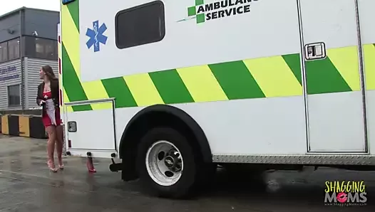 Des infirmières coquines s'amusent avec deux mecs dans l'ambulance