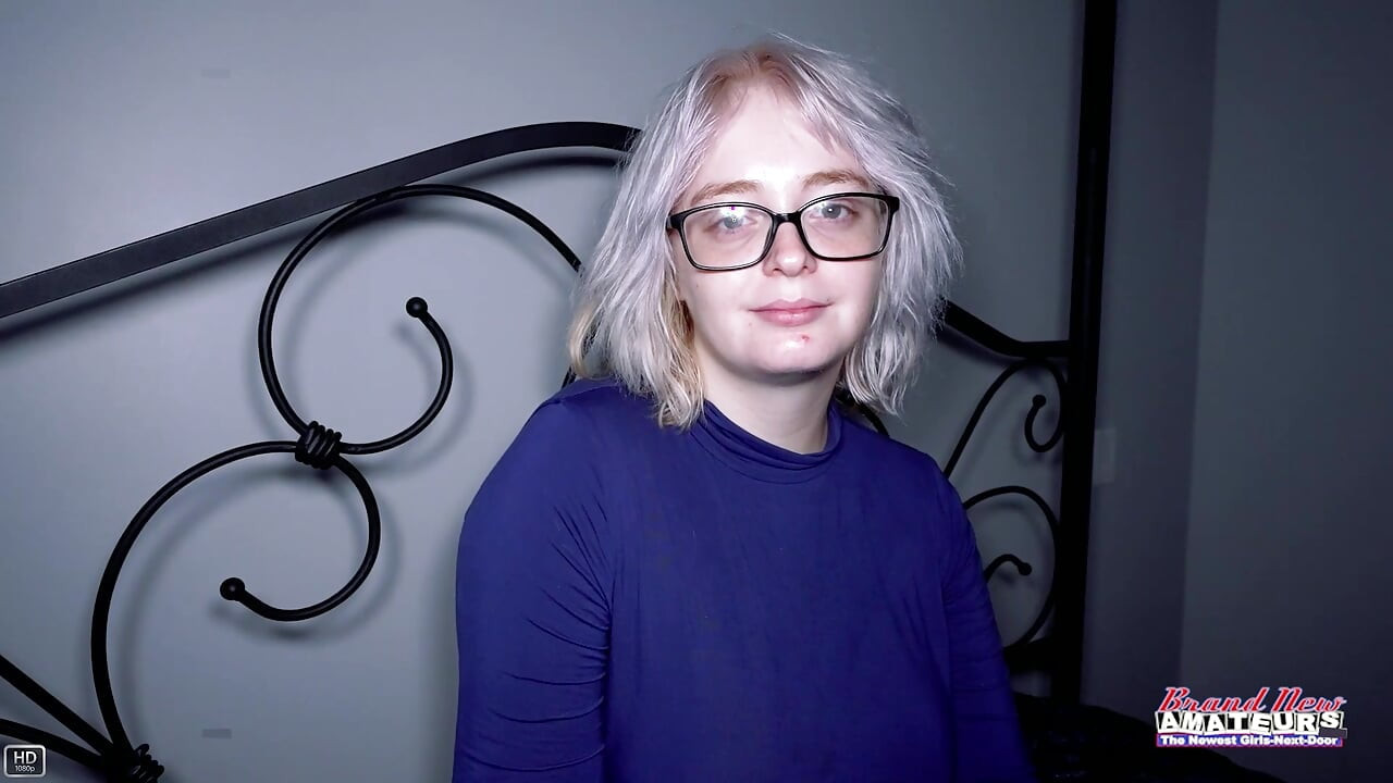 Annie Archer wulpse weelderige blondine studente natte kont likken intens anaal!