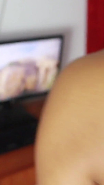 PORNO NA ŠPANSKOM - moja nevina brineta polubrat je gledao video snimke na njegovom kompjuteru i polubratu - stavio je njegov penis otpozadi u v | Klip 1