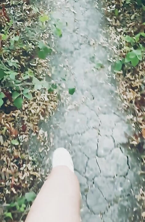 POV nagi spacer po lesie
