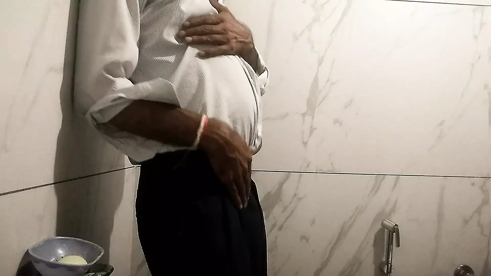 Fodida com um pau no banheiro e pressionando meus mamilos