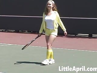 Sexy tienermeisje Kleine April tennissend