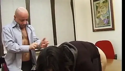 Haarige muschi lecken, ficken, fingern auf dem tisch im büro