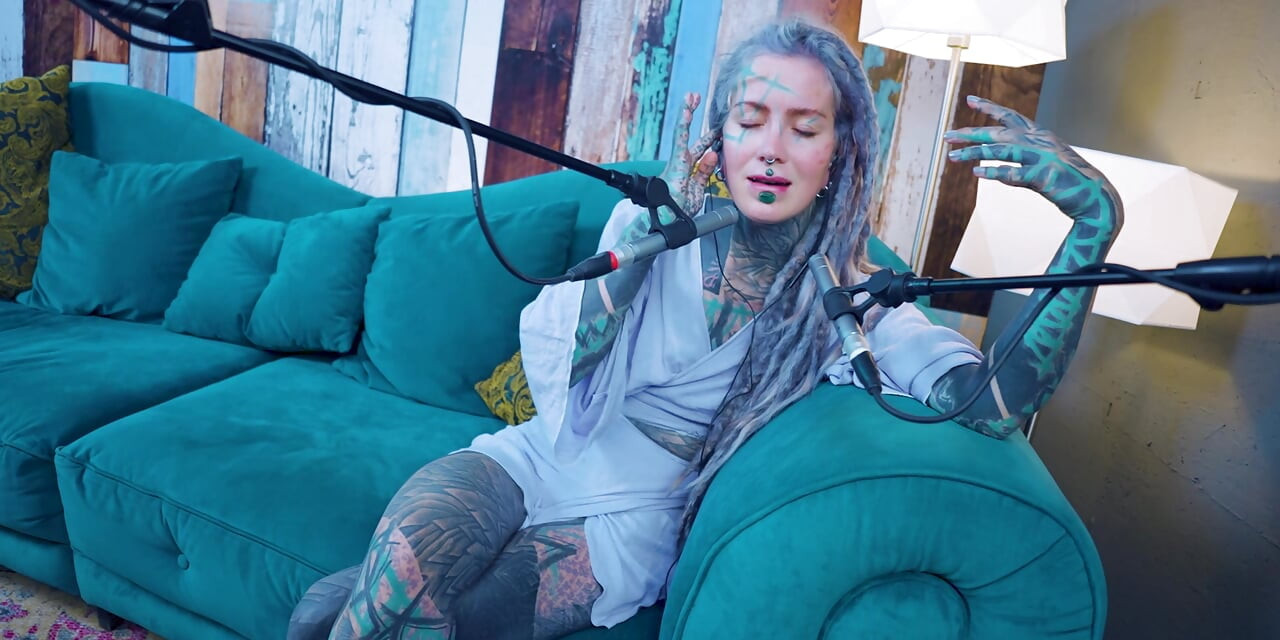 Eu falo sobre J - Jelousy - asmr podcast SFW falando gótica magrinha dreadlocks tatuagem modelo tatuada menina