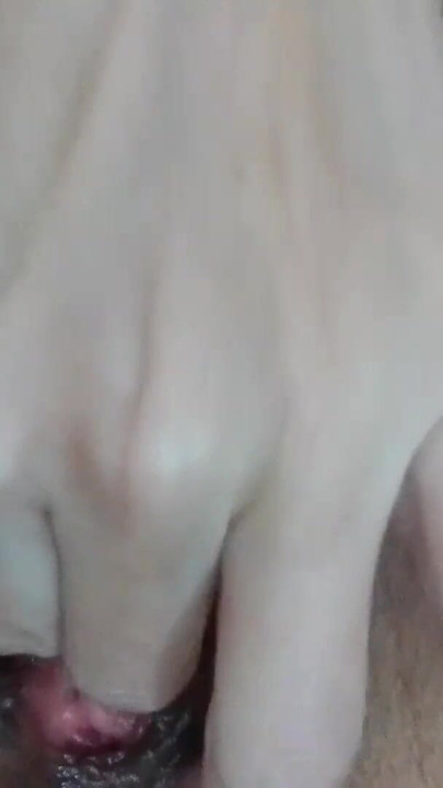 Madura brincando com as mãos na vagina até ela gozar | Clipe 1