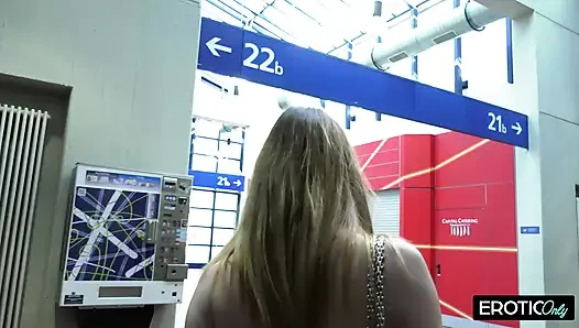 Gırtlağına kadar alma kraliçesi expo'da kalın yarağı yutuyor