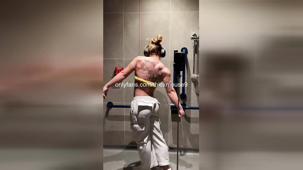 Alunecare de yoga la sală: pizdă păroasă de 18 ani explodează TikTok Live