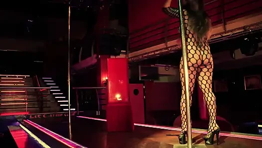 Penari striptis jala