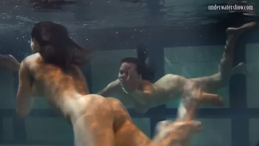 Sous l'eau - les nanas les plus sexy touchant leurs seins