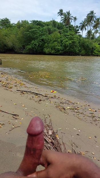 Нудистский пляж, шри-ланкийский обрезанный член, паренек, мастурбирует на публичном пляже, большой розовый член, ручка хуя