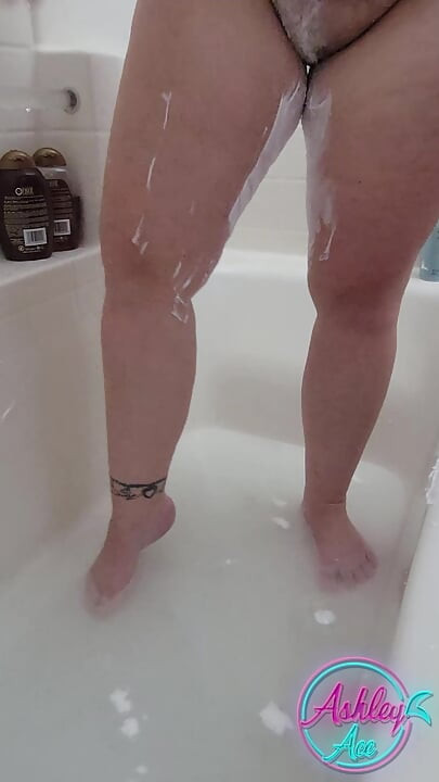 Ashley Ace Mencukur Kakinya - No-shave November 2023