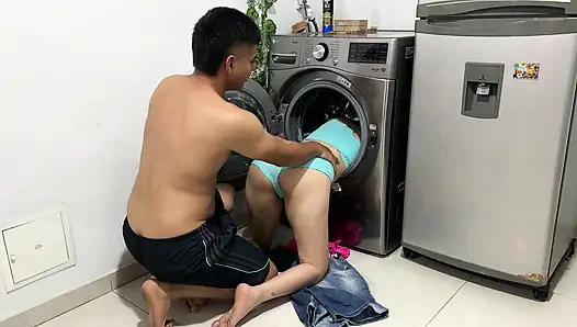 Mi hermanastra queda atorada en lavadora, me pongo caliente viendo su rico culo dan termino metiendole mi rica verga.