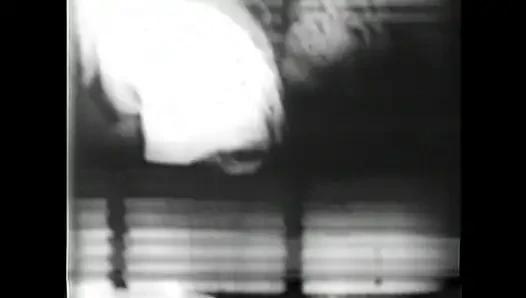 Молодые волосатые киски трахнули бабушкой и дедушкой в винтажном видео