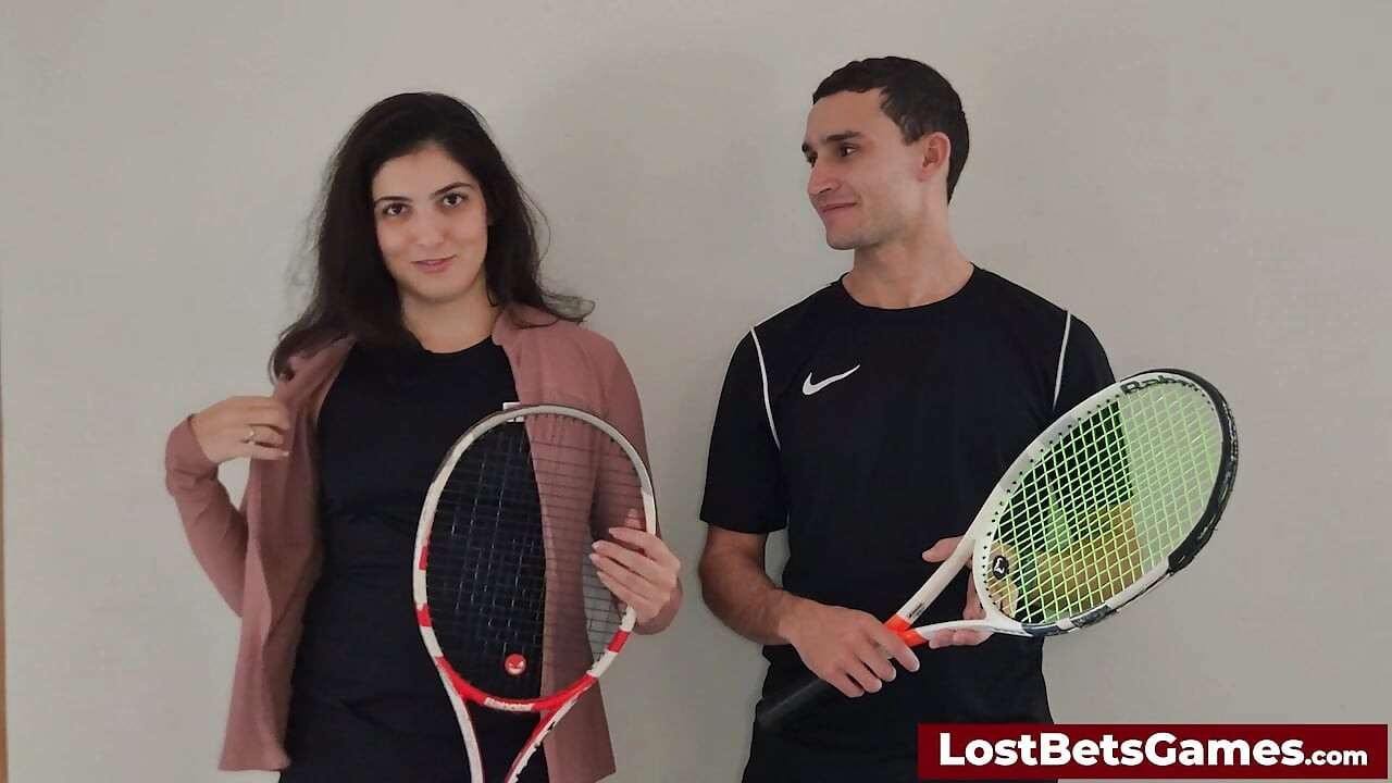 Enten und Igor nehmen ihr Strip-Tennis-Spiel draußen