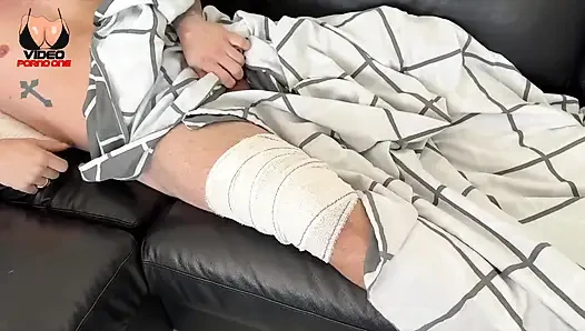 Медсестра приходит съесть его член, чтобы её трахнуть!