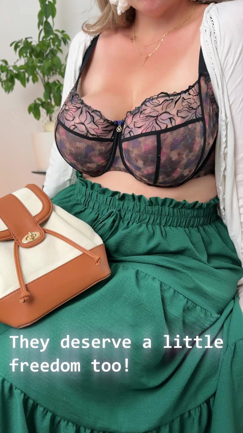 Soție matură sexy și sutienul ei uriaș. Un astfel de corp cu cur perfect este un corp minunat.
