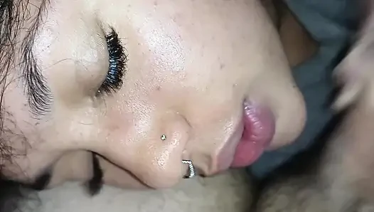 Dünyanın en iyi oral seksi, çok açgözlü gavatın yarağını sikiyor