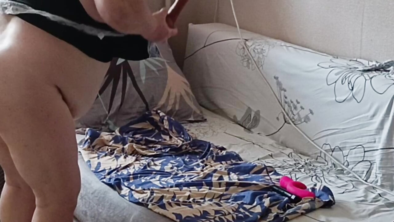 Insatiable girlfriend masturbates her big pussy with sex toys