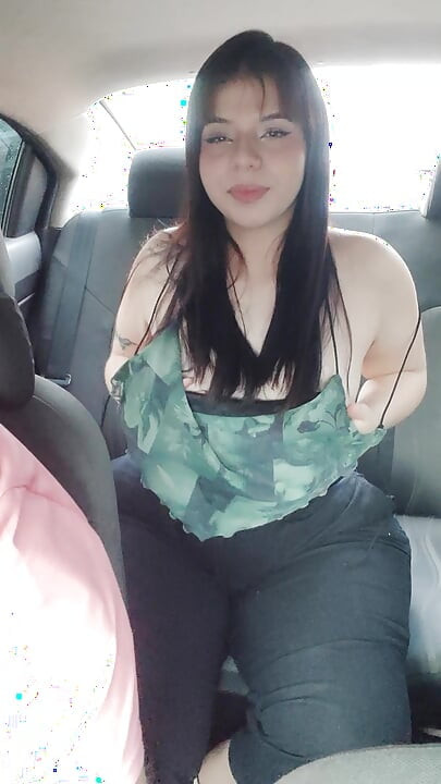 मैं अपनी चूत में जोश से तब तक उंगली करती हूं जब तक कि मैं उबर ड्राइवर के सामने नहीं आ जाता।