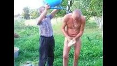 Tată vitreg rusesc făcând duș