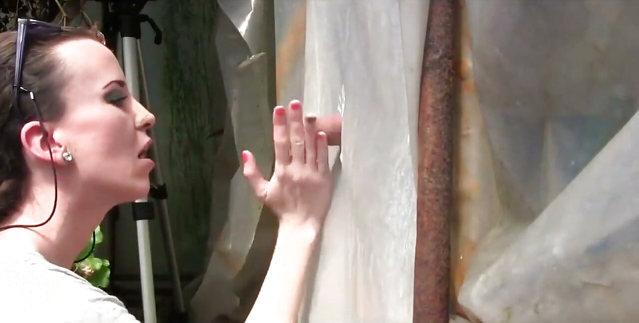 Muie cu tânără matură sexy amatoare la gaura din zid - gloryhole