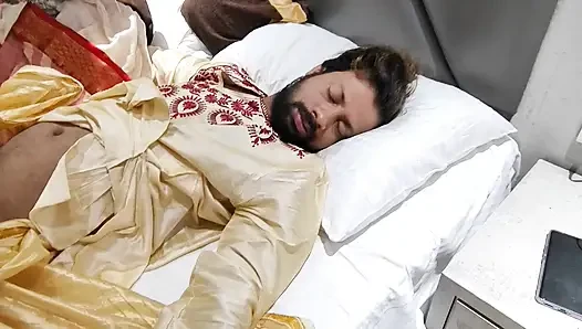 Akele me dekh kar Bhabhi ji jabbar ko dasti room me pel diya
