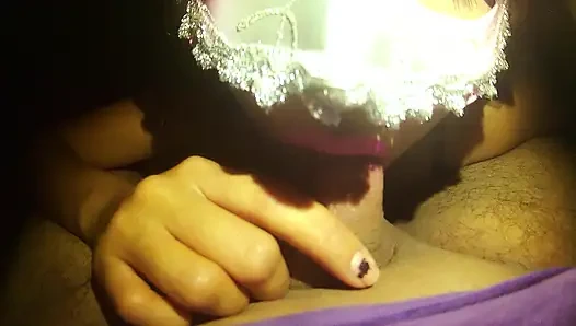 Aku nyepong dan nyepong kontol temanku dengan lipstik merah muda sampai crot di mulutku sampai crot banyak banget