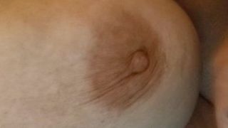 Éjaculation sur les seins de ma femme