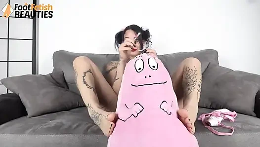 Игривая крошка снимает ее пушистые носки, чтобы она могла лизать и нюхать ее ступни