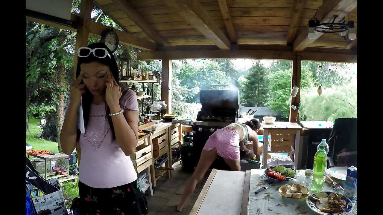 Le voisin fait une soirée barbecue et les filles sont éhontées et n'ont pas de culotte