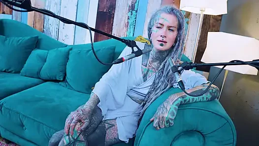 J - Jelousy hakkında konuşuyorum - asmr podcast sfw konuşuyor gotik sıska kız dreadlocks dövmeli model dövmeli kız