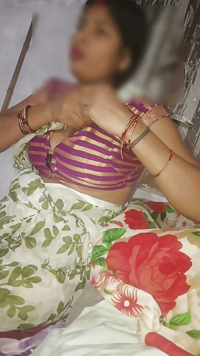 Salió agua de la vagina de la criada, el dueño chupó la vagina, la chupó y lo hizo con audio en hindi.