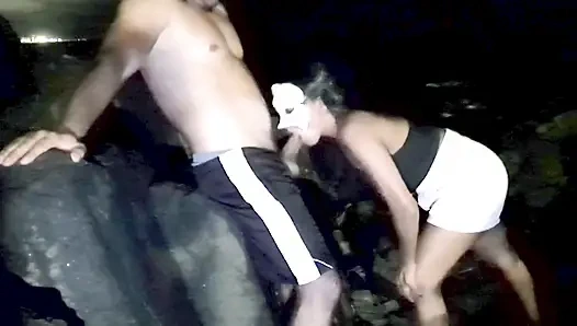 Auf den felsen des strandes ging ich, um meinen arsch heiß zu geben