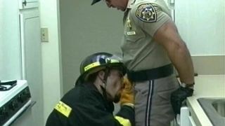 Brandweerman papa neukt politieagent papa