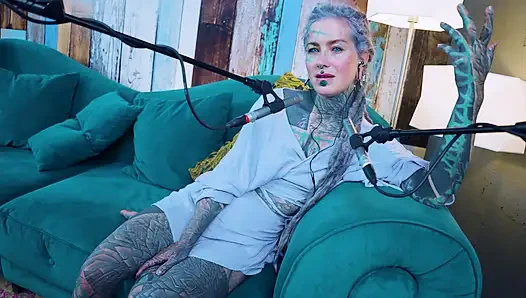 F hakkında konuşuyorum - korku - asmr podcast sfw konuşuyor gotik sıska kız dreadlocks dövmeli model dövmeli kız