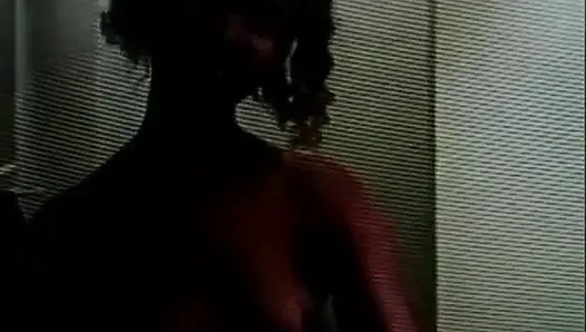 Cewek kulit hitam seksi dientot kontol besar pria kulit hitam di taman