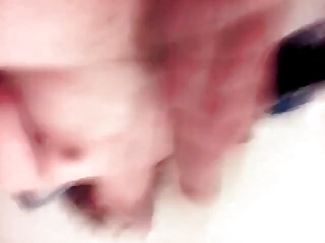 Transgirl se snaží stříkat a nemůže