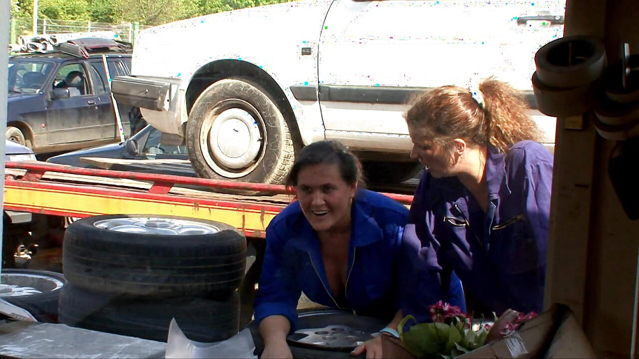 Sjajno jebanje u kancelariji sa mušterijom i svršavanje na sise