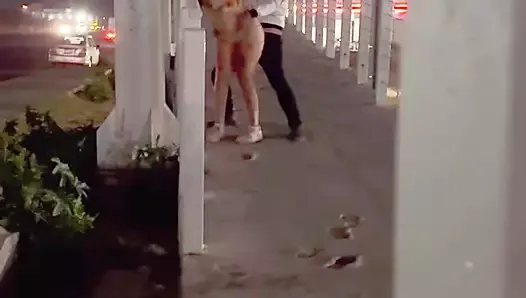 PILLADOS TENIENDO SEXO EN EL PUENTE PEATONAL