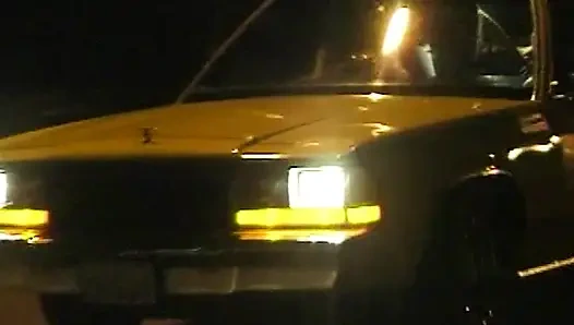 Versaute Taxifahrt: Heiße Blondine im Auto und auf dem Sofa