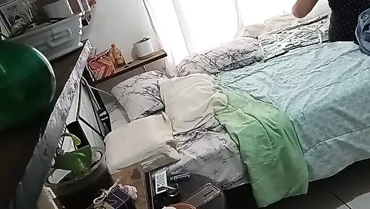 Зрелая милфа убирает свою комнату 1
