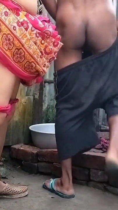 Zapanjujući trenutak iz "Red Saree Village: Seks udane žene (službeni video Villagesex91)"