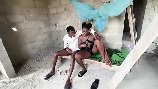 56 yaşındaki genç bir kadın dövmeli genç bir mahkumu samimi bir şekilde ziyaret etti