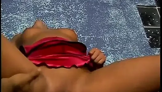 Pria yang lebih tua dan cewek dengan strap-on melakukan threesome dengan hunk bertato