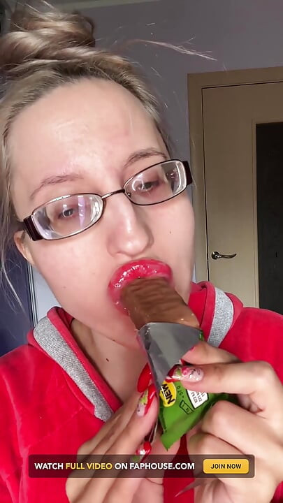 Riesin, große lippen, große brillen, asmreating Snickers Protein bar