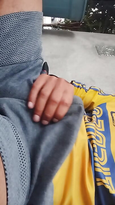 Lelaki menjadi panas dan melancap di bawah pakaiannya