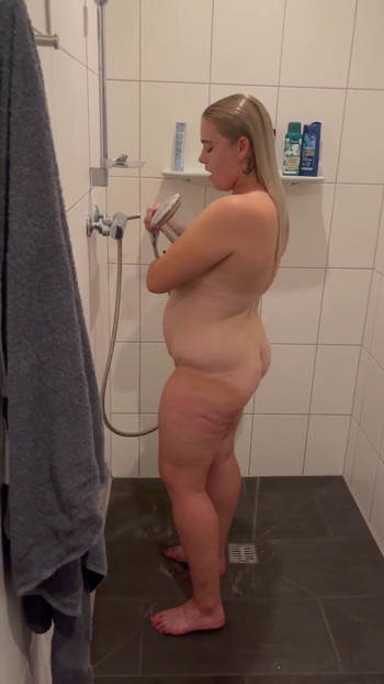 हॉट वाटर जेट द्वारा गीली चूत को चरमसुख तक लाया जाता है। वह अपने कामुक पति से चुदना चाहती है। | क्लिप 2