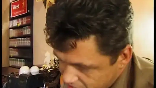 Esmer orta yaşlı seksi kadın barda garson ve bir müşteri tarafından çifte sikiliyor